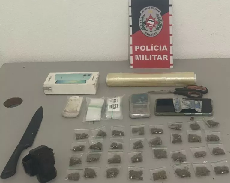 Homem com mandado de prisão é detido com drogas e tornozeleira eletrônica em Patos
