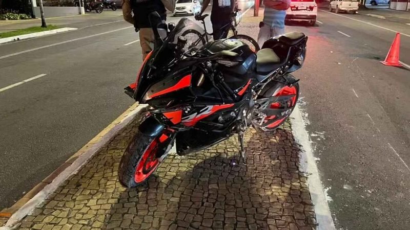 Motociclista morre ao bater em poste na Av Epitácio Pessoa