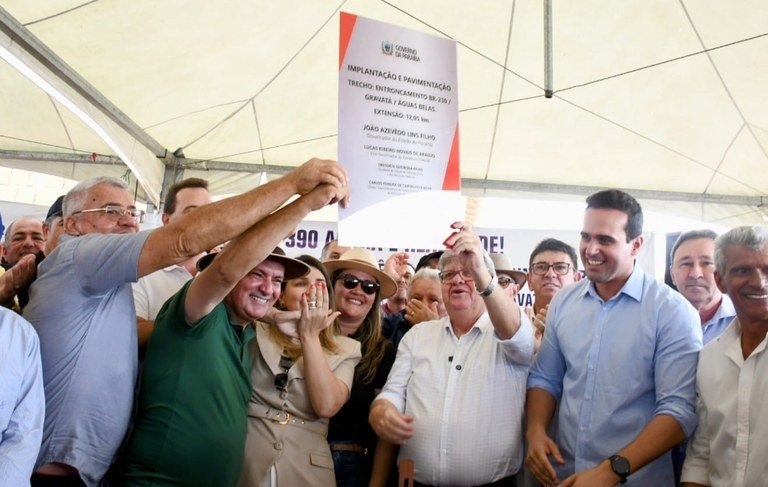 Acompanhado do prefeito, João Azevedo entrega estrada que liga BR-230 aos distritos de Gravatá e Águas Belas, em São João do Rio do Peixe