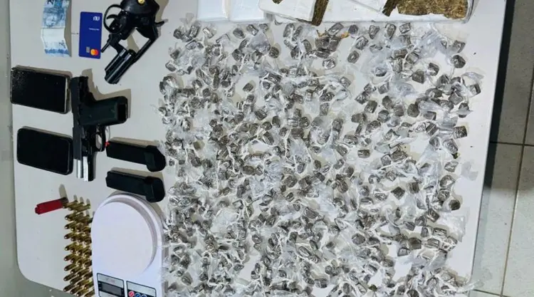 Dupla suspeita de envolvimento em homicídio é presa com armas, munições e drogas em Serra Branca