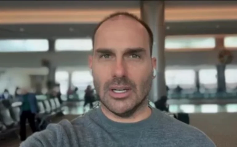 Eduardo Bolsonaro diz que não irá voltar ao Brasil após ordem da PF para retorno à coorporação