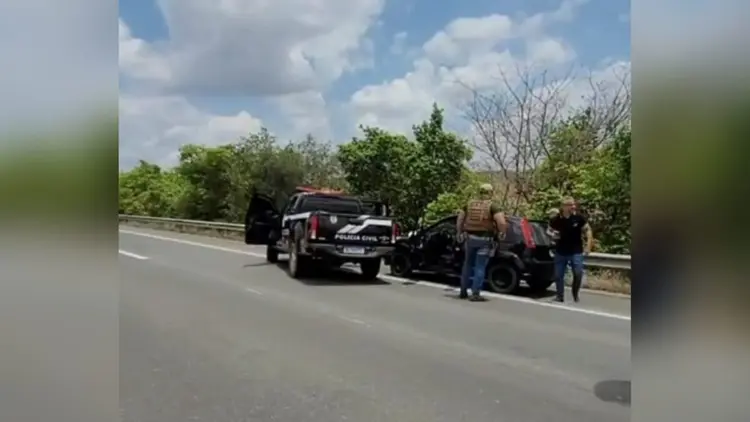 Homem sequestra ex-esposa e ex-cunhada em Campina Grande, ameaça jogar carro contra caminhões na BR-230 e acaba preso