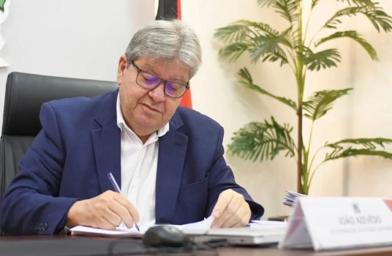 João convocará aprovados na Educação em janeiro e estuda reajuste para servidores