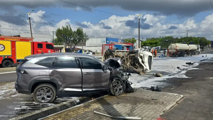 Carreta tanque, Kombi e carro se envolvem em acidente na BR-101 e quatro pessoas ficam feridas