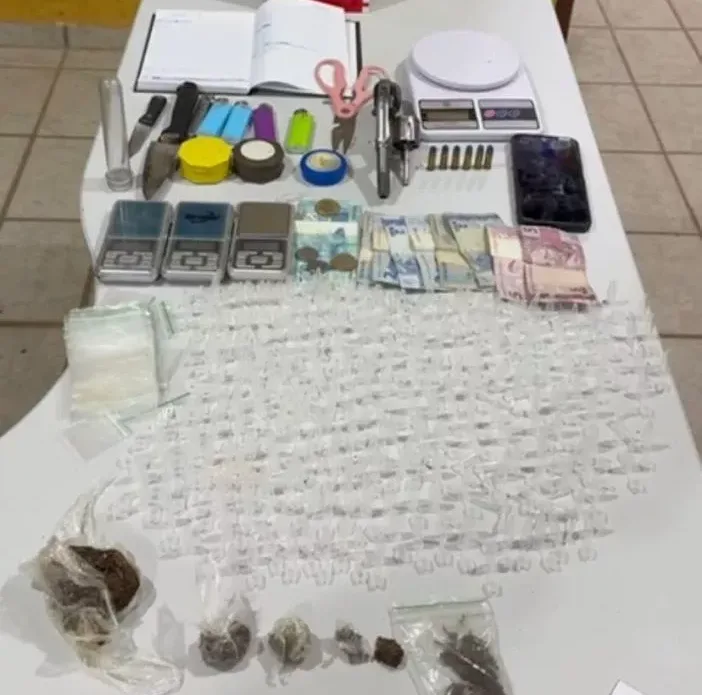 Polícia Militar apreende arma, drogas e material para tráfico em Catolé do Rocha