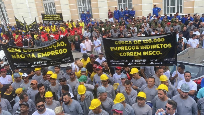 Construtores protestam em frente ao TJ e citam risco de 120 mil demissões