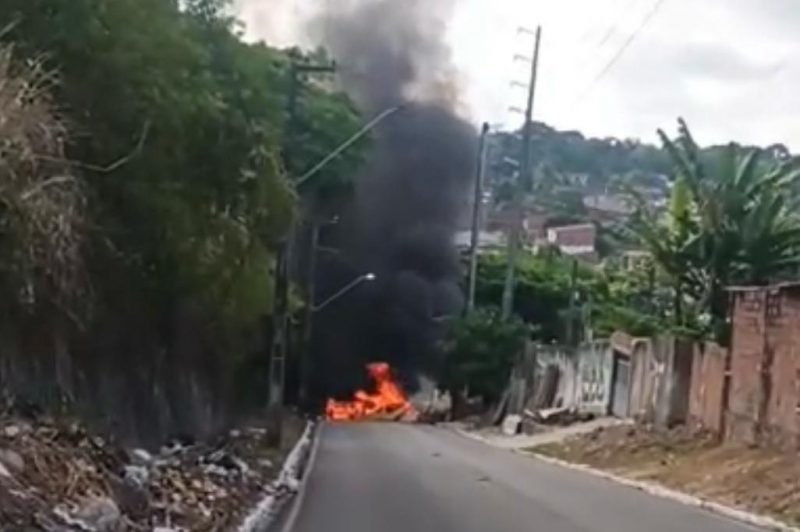 Jovem morre após troca de tiros com a PM em Jaguaribe; moradores fazem protesto