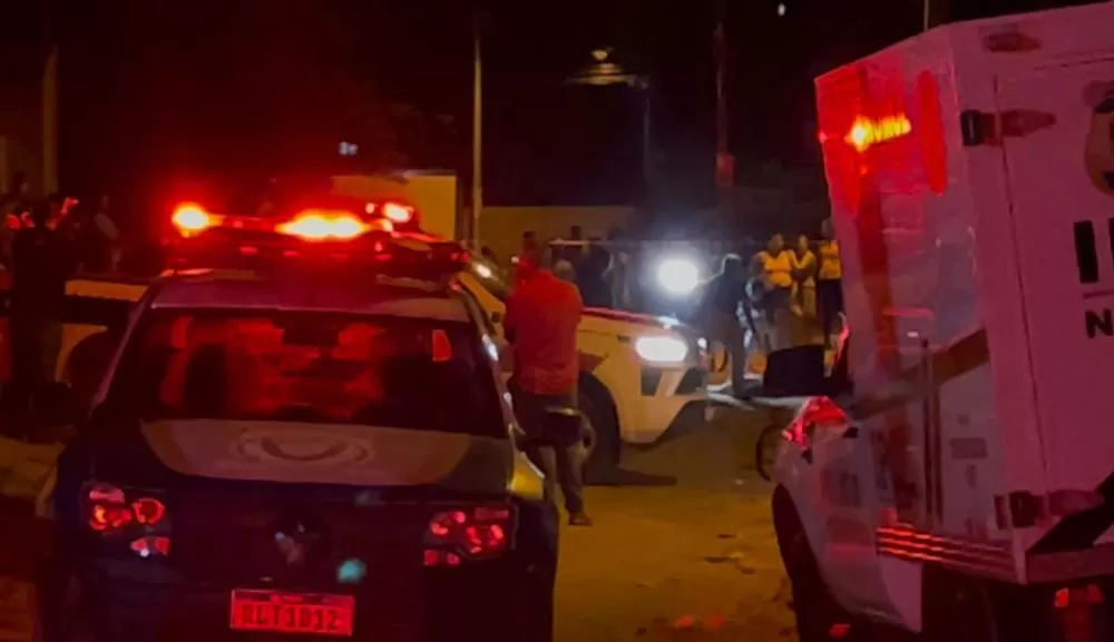 Mulher é morta e companheiro baleado durante ataque a tiros em residência no Renascer