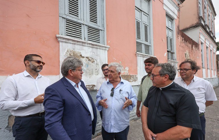 João Azevêdo assina protocolo para construção de hotel cinco estrelas em João Pessoa
