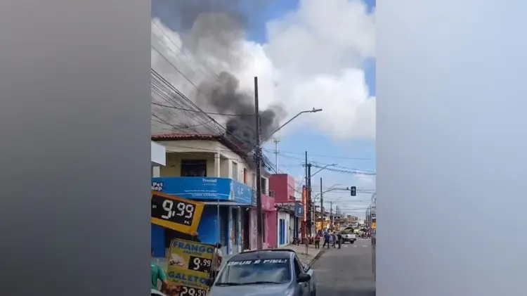VÍDEO: incêndio atinge casa e assusta populares em Mangabeira