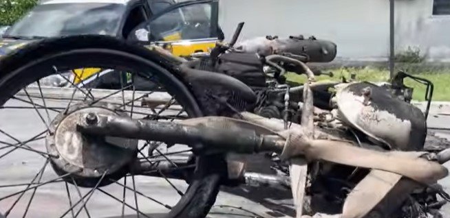 Mototaxista ateia fogo na própria moto depois de abordagem da PRF