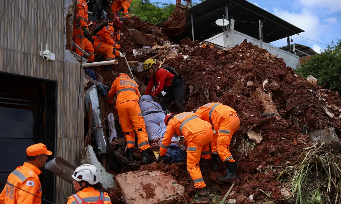 Mortes causadas pelos temporais em Juiz de Fora e Ubá chegam a 53