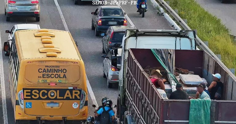 PRF flagra transporte de passageiros em compartimento de carga na BR-230