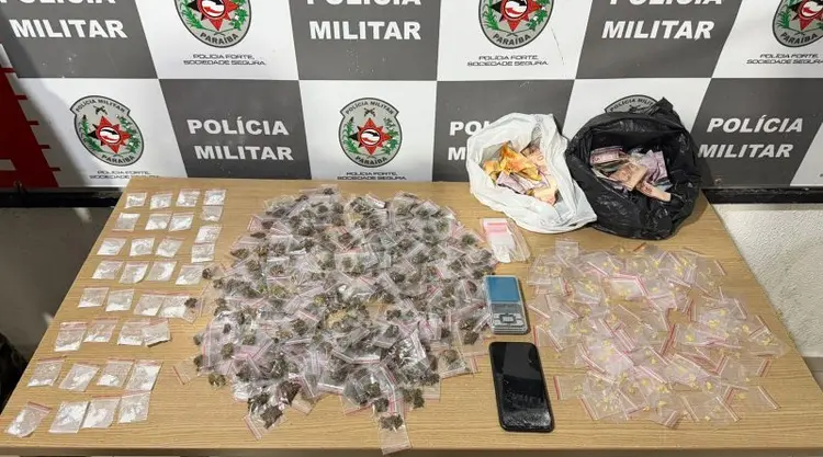 Dupla é presa por suspeita de tráfico de drogas em comunidade de João Pessoa