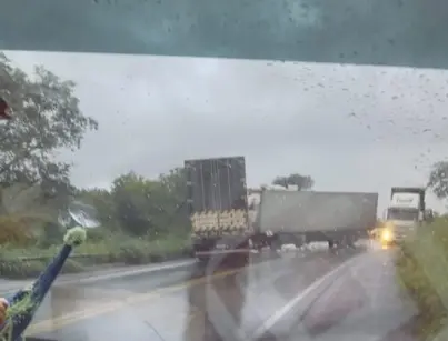 Colisão frontal entre caminhão e carreta deixa um morto e um ferido na BR-116, em Cachoeira dos Índios