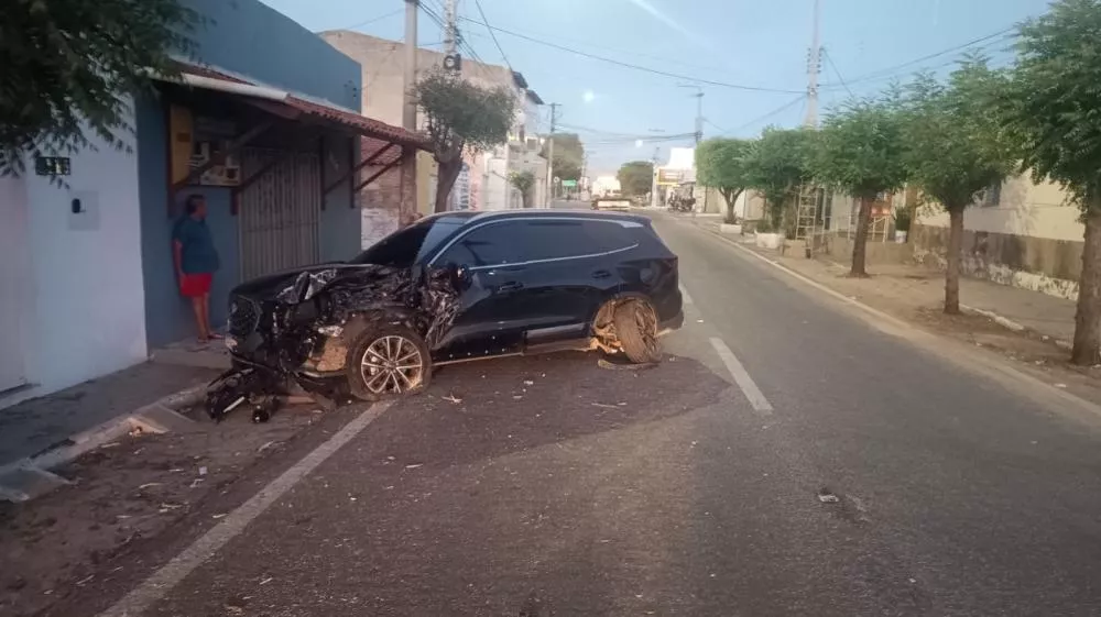 Carro é abandonado por motorista após colisão com árvore no bairro Liberdade, em Patos