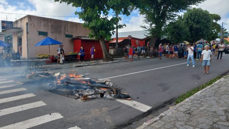 Comerciantes protestam no Centro de João Pessoa e ateiam fogo em via pública