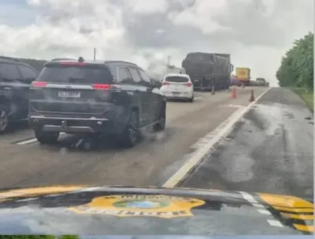Lama invade trecho da BR-101 e PRF interdita uma das faixas da pista sentido Recife João Pessoa