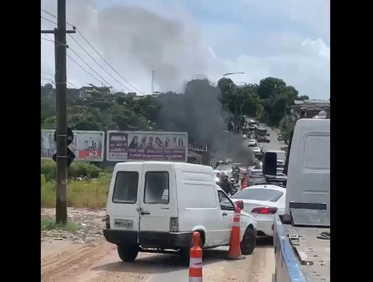 Moradores do Valentina fazem protesto e bloqueiam via que liga bairro a Mangabeira